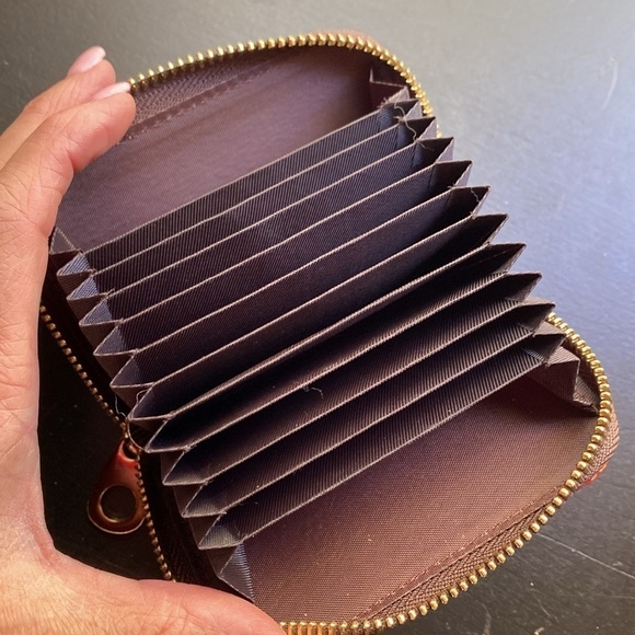 NWOT Cats CLASSIC CC CARD HOLDER CASE Womens zip closure 10 slots Gold tone - Picture 5 of 7